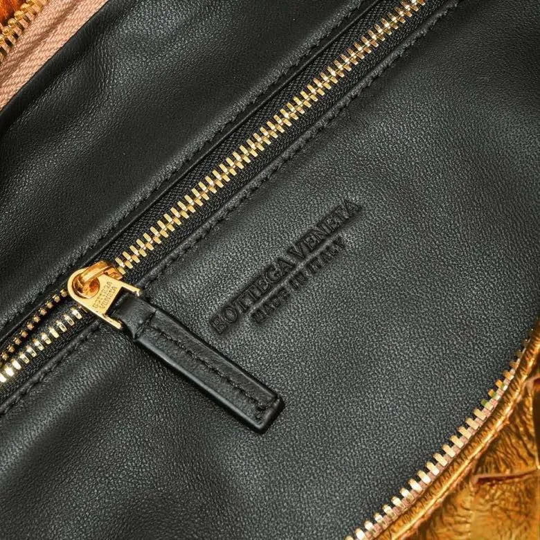 Batch 1520 BV Bottega Veneta's new women's medium JODIE handbag BV bag 🔥The new method is to round the corners on the original basis, and knot the round hobo bag with classic woven leather. The most iconic triangular pull-out design is made of sheepskin hanging soft shape, which is super suitable for concave shapes~Jodie feels really gentle to people. It is definitely the best item for daily matching, unchanged weaving, new elements twist, versatile, and the new favorite of street style Internet celebrities! Size: 36*21*13 Model: 6697